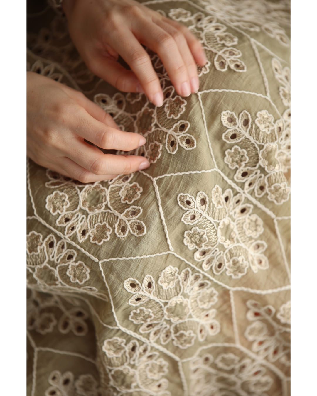 カワイイ CAWAII 美しさ織りなす花刺繍ロングワンピース