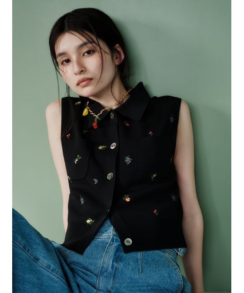 【本日のみ値下げ】FRAY I.Dフルーツ刺繍ポロカラーノースリニットジレ WEB限定カラー】フルーツ刺繍ポロカラーノースリニットジレ