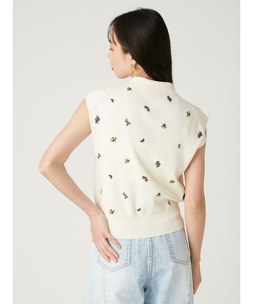 WEB限定カラー】フルーツ刺繍ポロカラーノースリニットジレ