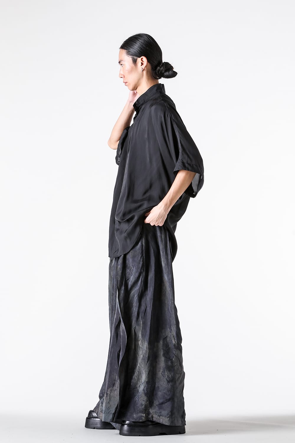 ユリウス JULIUS CUPRO TAFFETA COPPER SPATTLING TROUSERS