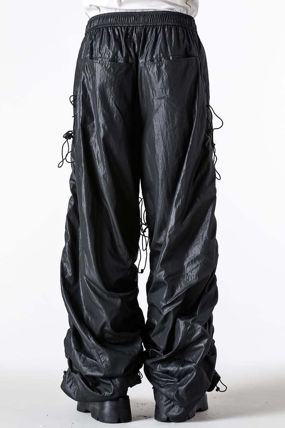 ユリウス JULIUS COATED RAYON/NYLON TAFFETA TROUSERS