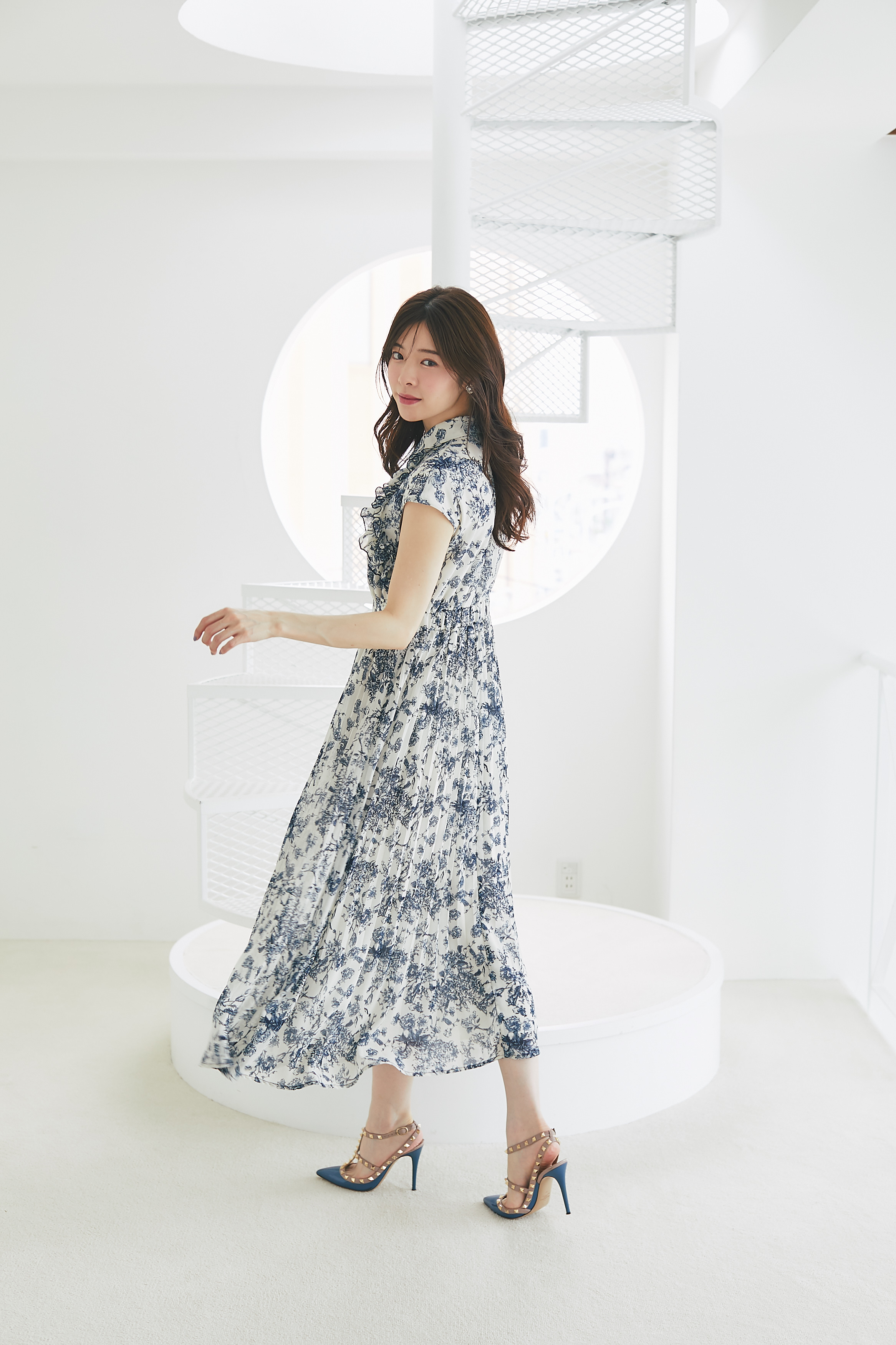 tocco トッコクローゼット　フリル付きフラワープリントシャツプリーツワンピ トッコクローゼット tocco closet フリル付きフラワープリント
