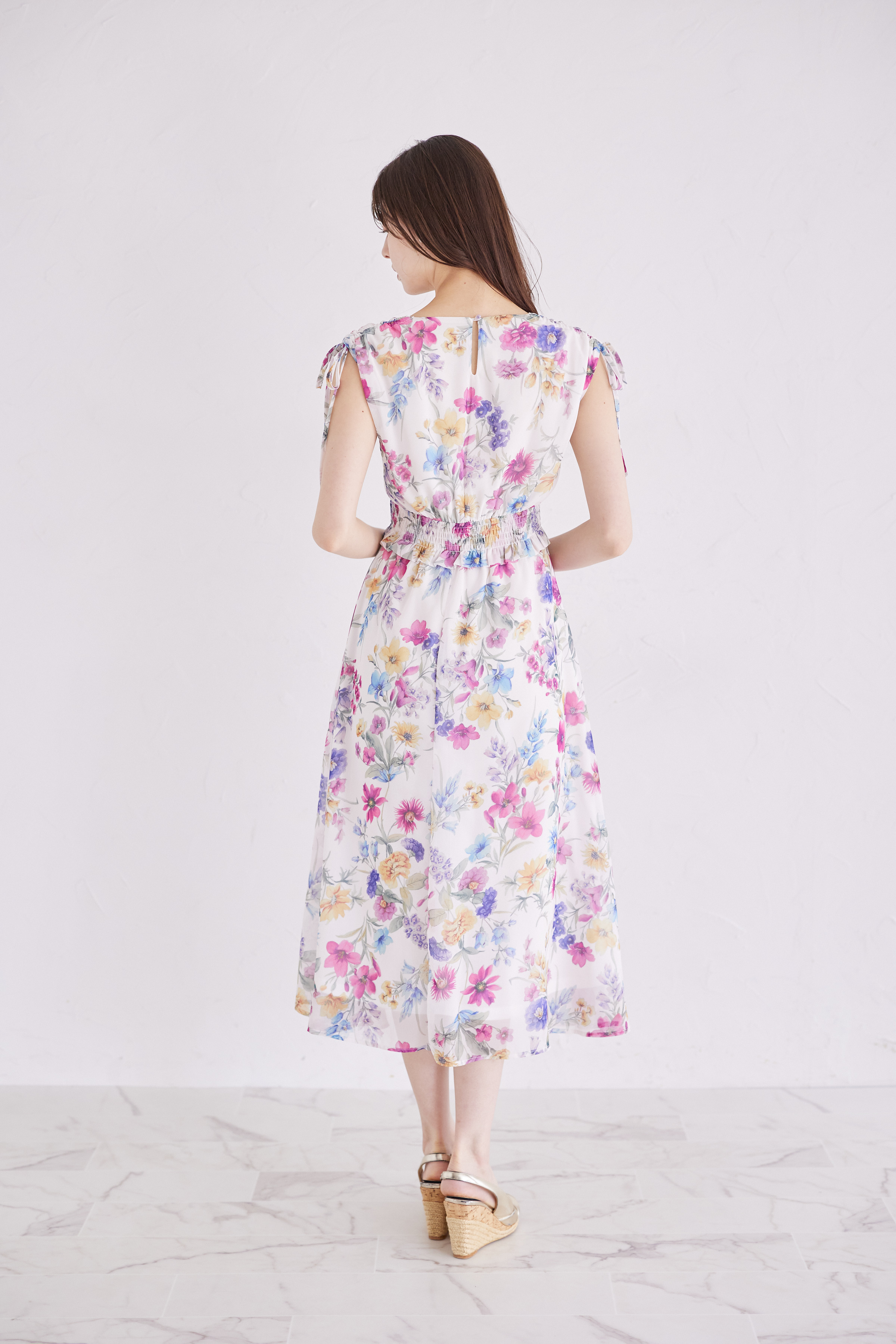 新品♡トッコクローゼット♡肩ドロストリボンフラワーシャーリングワンピース　ピンク トッコクローゼット tocco closet 肩ドロストリボン付きフラワー