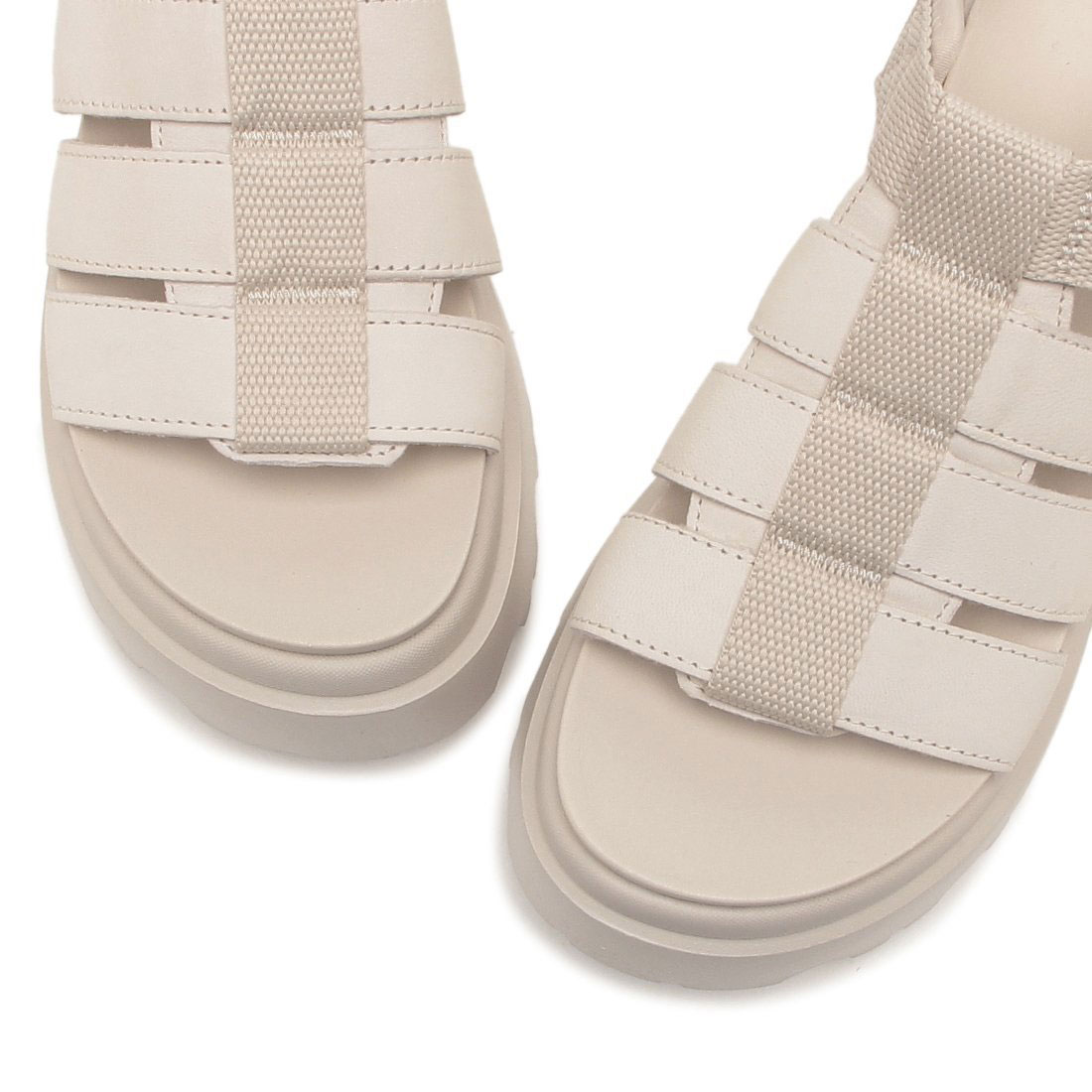 UGG 厚底サンダル