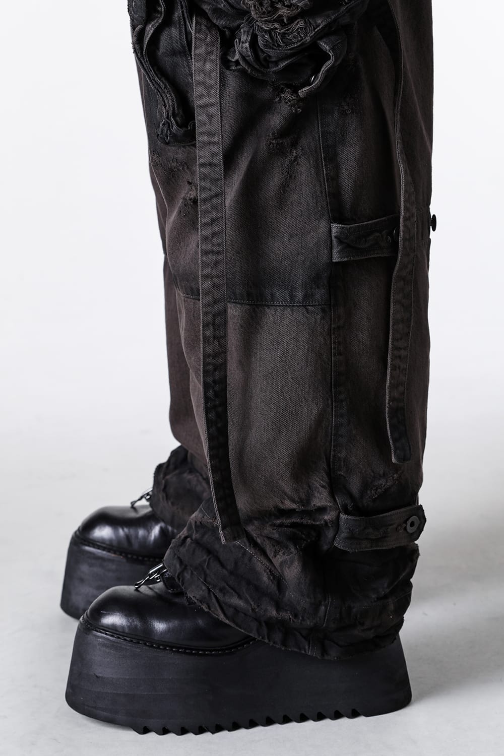 ユリウス JULIUS 10oz Coated Denim Curved Wide Pants（BLACK