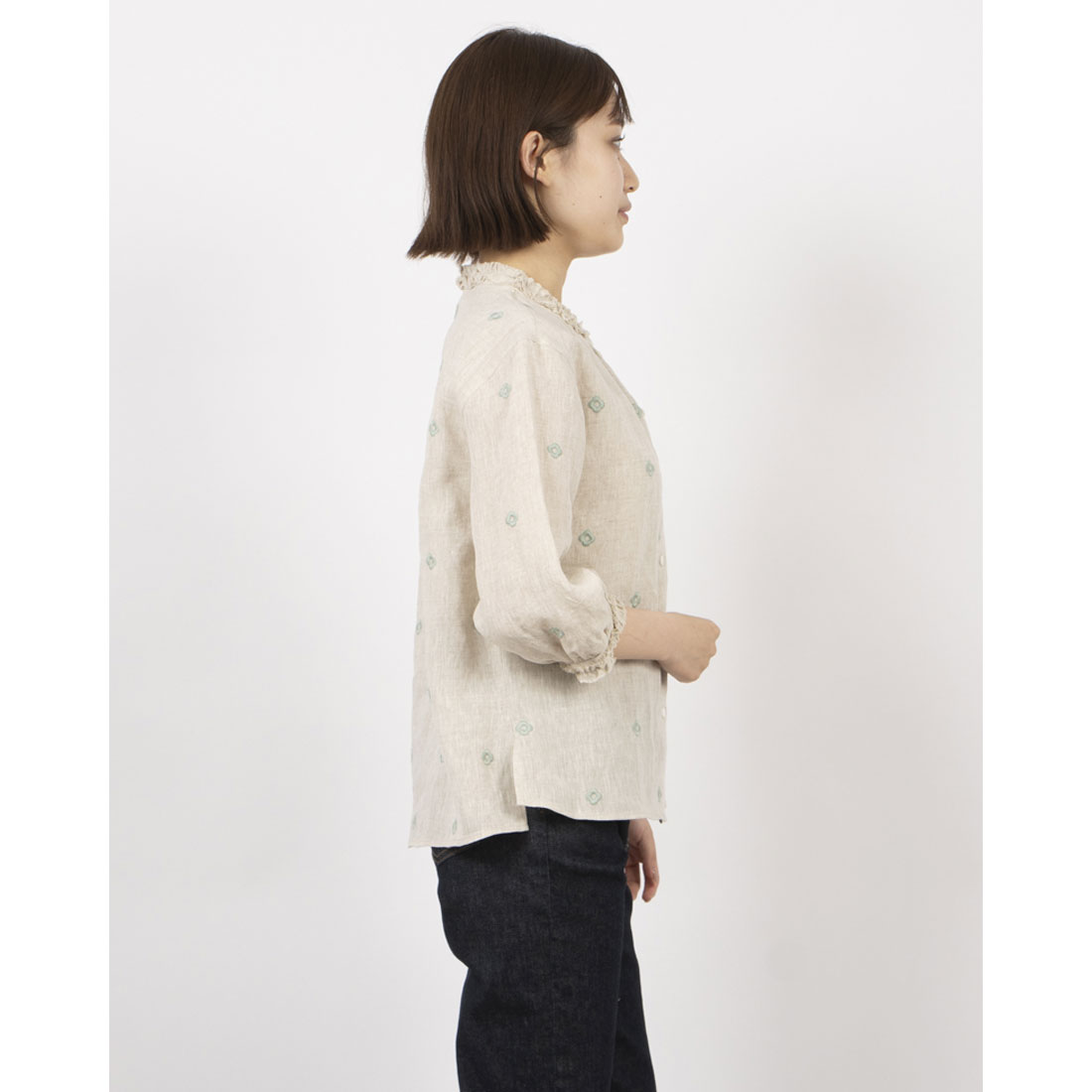 フォーリン アンド コー fall-in&co 甘すぎない「オトナ可愛い」を叶えるク四つ葉のクローバ刺繍リネンシャツブラウス 220506-1 （生成 フォーリン アンド コー fall-in&co 甘すぎない「オトナ可愛い