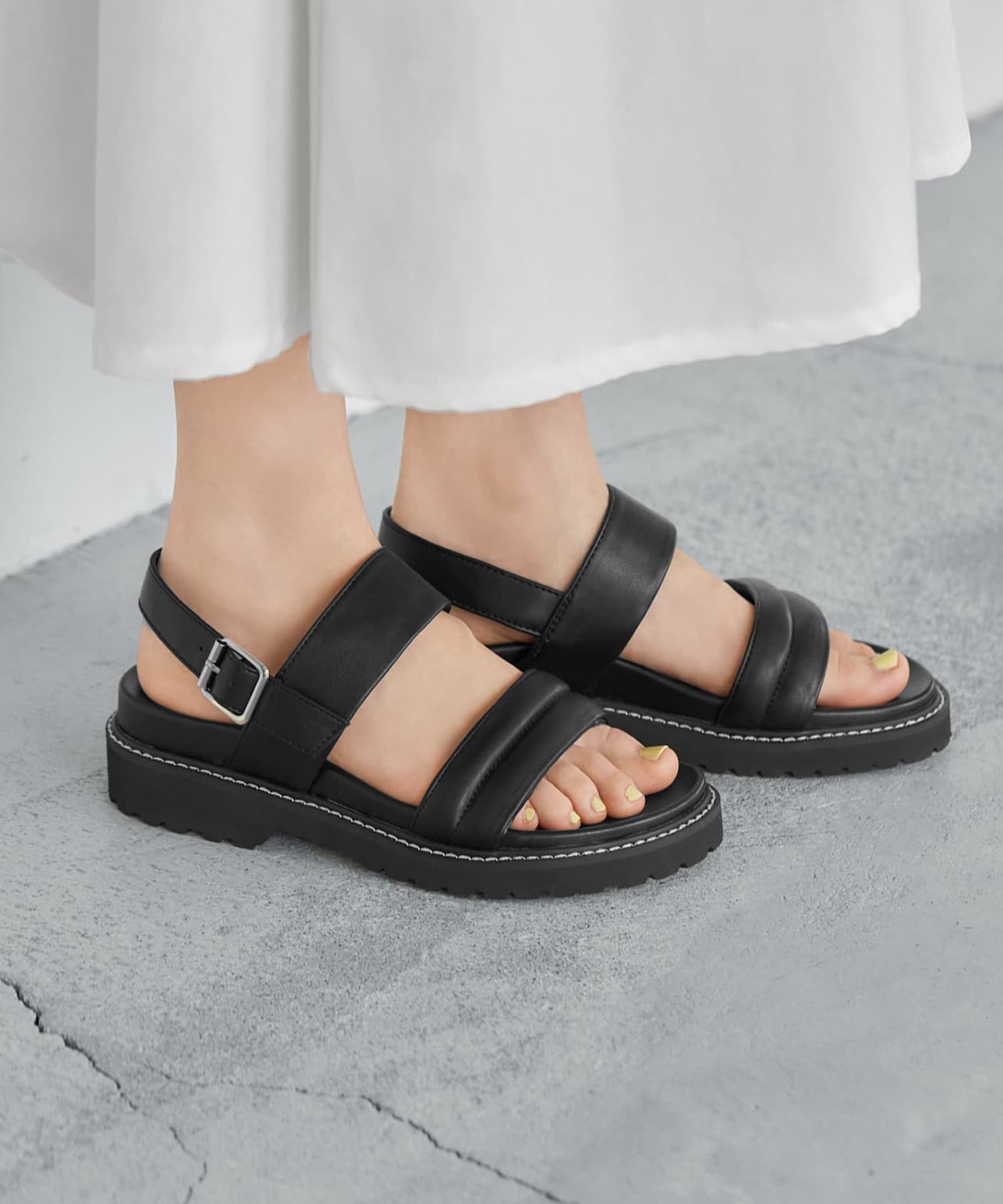モノトーン幅広いコーデにマッチ【CHANEL】フッドベットサンダル CHANEL フットベットサンダル