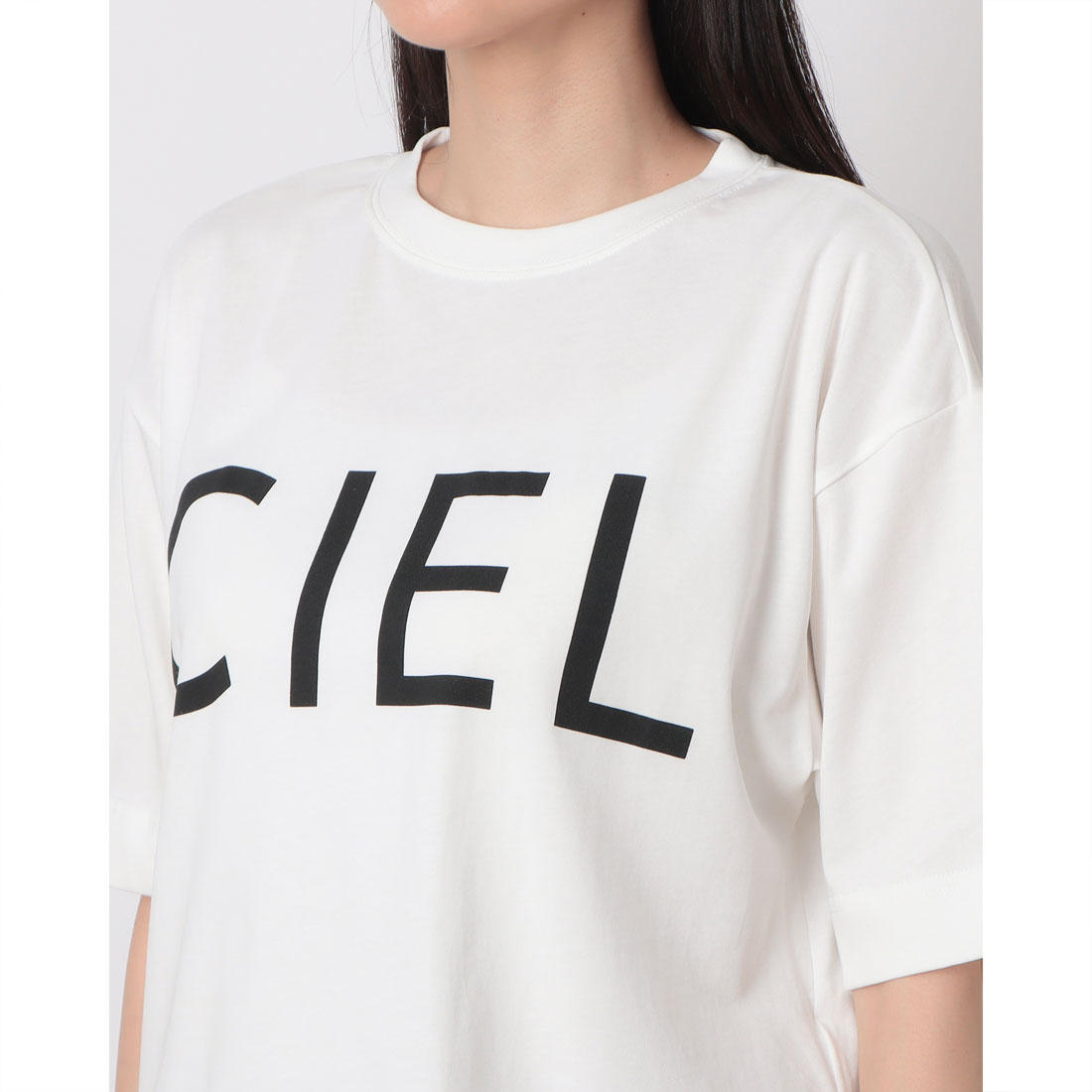 スリーフォータイム Three Four Time CIELロゴプリントTシャツ （ホワイト） スリーフォータイム Three Four Time CIELロゴプリントTシャツ