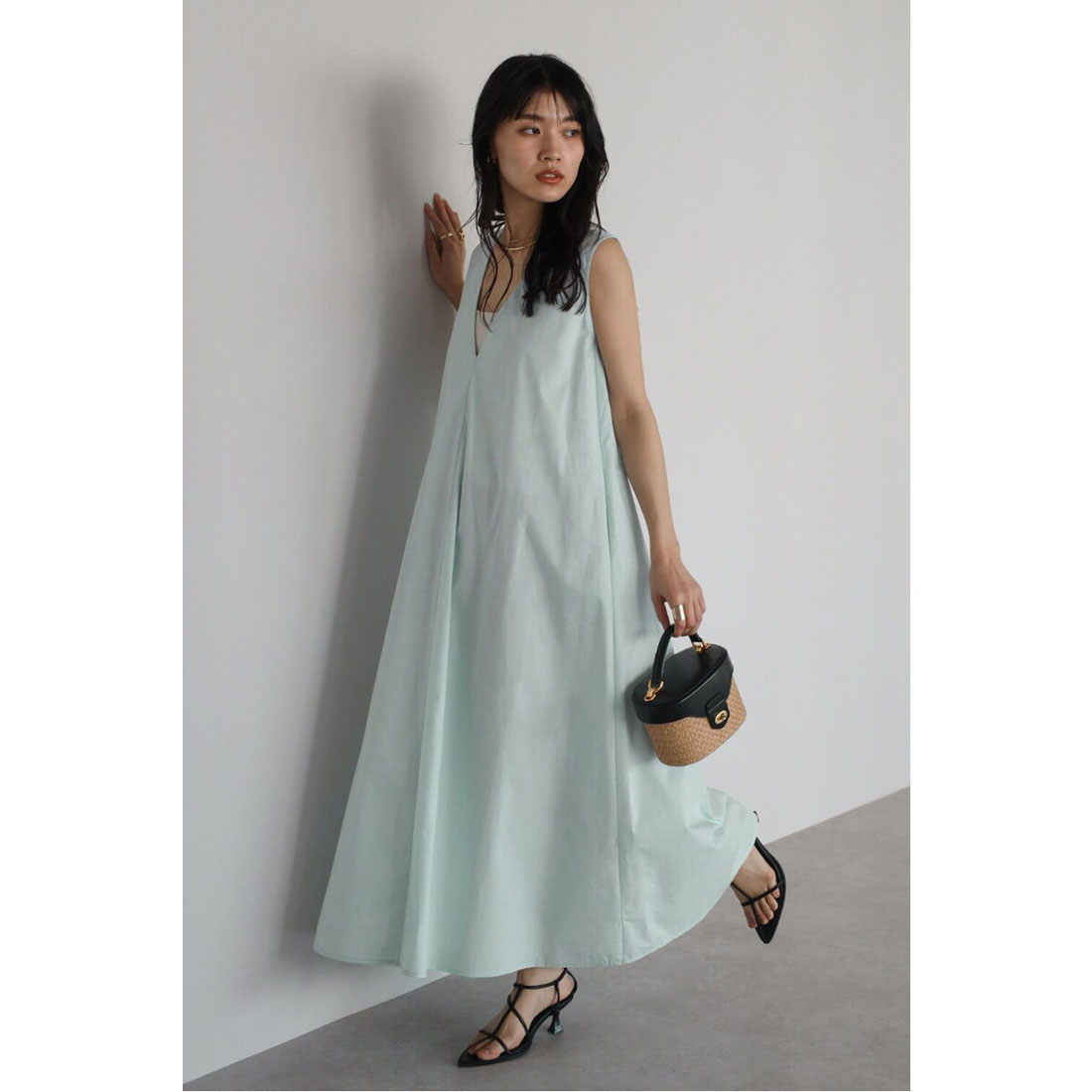 ボンジュールサガン BONJOUR SAGAN V neck volume flare one