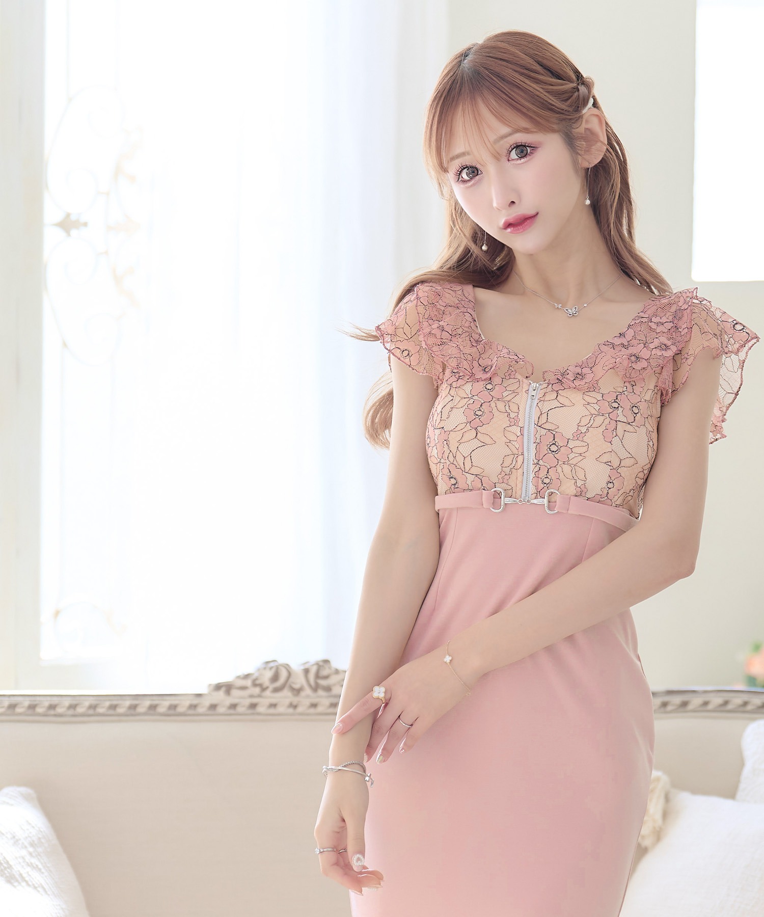ティカ Tika バックスリットあり フラワーレース フリル袖
