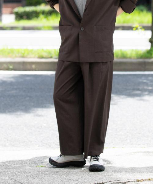 【TOTEME】ツイストシームパンツ エクリュ TOTEME ツイストシーム パンツ | ニュートラル | FARFETCH JP