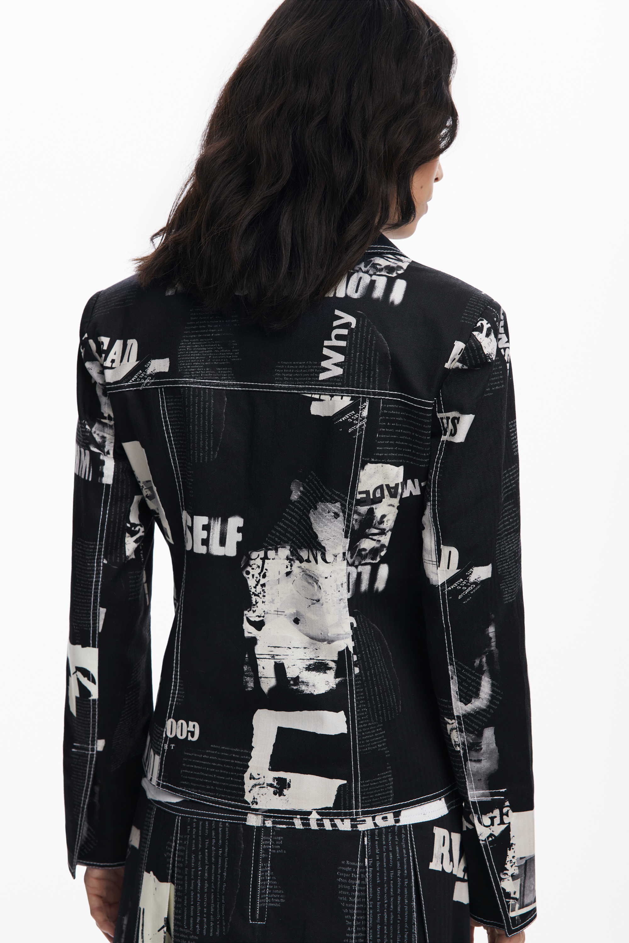 デシグアル·フロッキーのプリントがお洒落な黒のジャケット デシグアル Desigual 新聞プリントのジッパージャケット