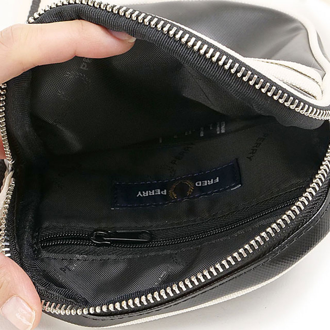 か*の様 フレッドペリー Classic Side Bag L8258-D57 Classic Side Bag(1SZ D57：BLACK / ECRU): | FRED PERRY JAPAN