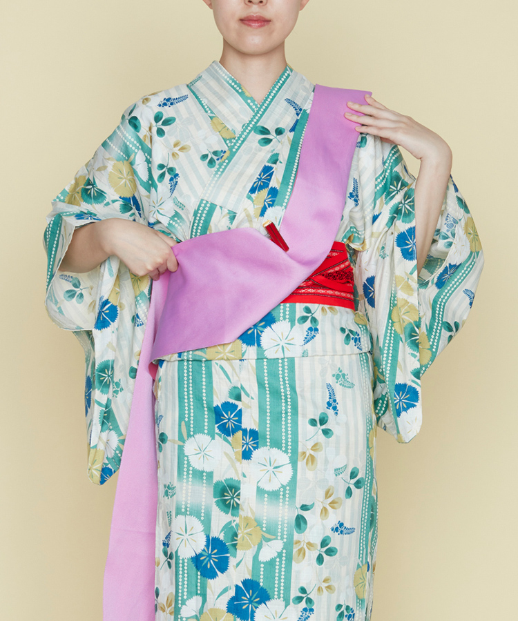 3. 手先を浴衣にとめる