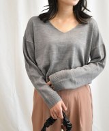 グレー