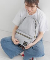 グレー