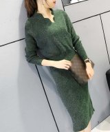 カーキ