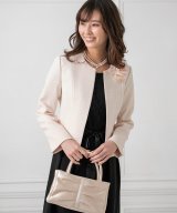 ベージュ