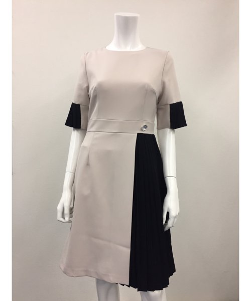 セール プリーツ使いバイカラーワンピ サリア Salire D Fashion セール プリーツ使いバイカラーワンピ サリア Salire D Fashion