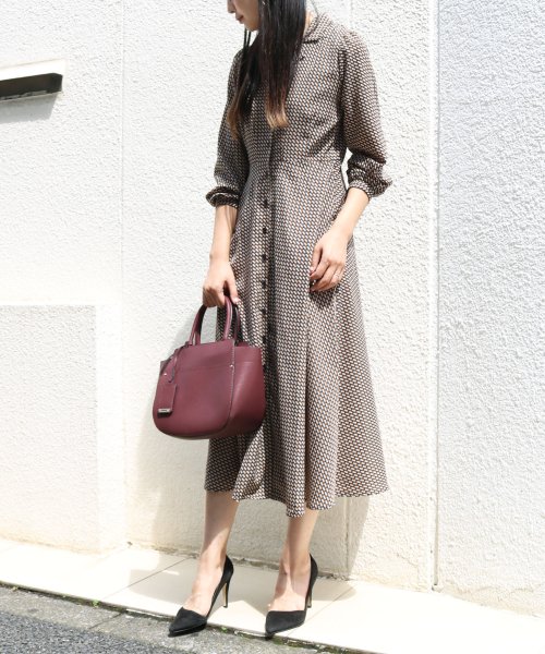 クーポン F 11 レトロ柄 開襟 フレア シャツワンピース 幾何柄 ロング丈 アンドミー And Me D Fashion