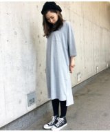 グレー