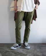 カーキ