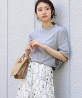 グレー