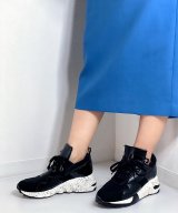 ブラック
