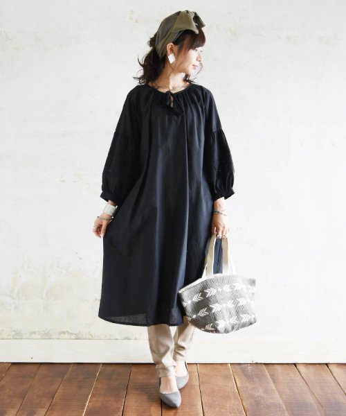 キャンブリック袖刺繍ワンピース M L レディース 春夏 ワンピース 綿 ブラック マスタード ブルー バルーンスリーブ ラウンドネック 刺繍 リボン ナチュ アンドイット And It D Fashion キャンブリック袖刺繍ワンピース M L レディース 春夏 ワンピース 綿 ブラック マスタード ブルー バルーンスリーブ ラウンドネック 刺繍 リボン ナチュ アンドイット And It D Fashion