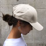 ベージュ