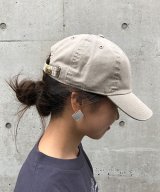 カーキ