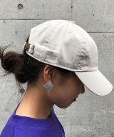 ベージュ