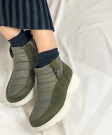 カーキ
