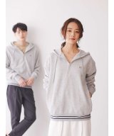 グレー