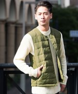 カーキ