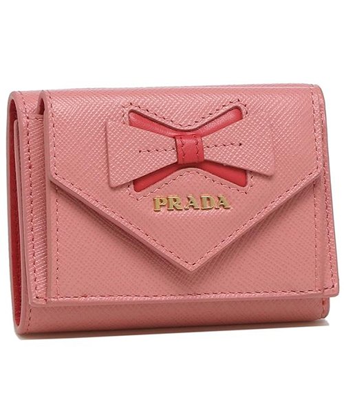 PRADAコンパクトピンクベージュ三つ折り財布 のぞかせる