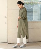 カーキ