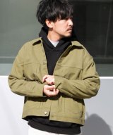 カーキ