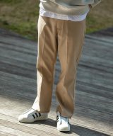 ベージュ