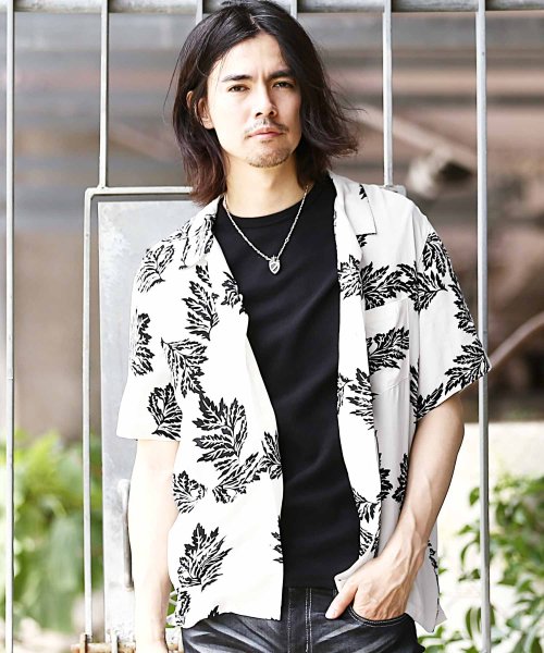 モノトーンリーフパターンシャツ 半袖シャツ メンズ カジュアルシャツ オープンカラー 開襟 半袖 シャツ ジギーズショップ Jiggys Shop D Fashion モノトーンリーフパターンシャツ 半袖シャツ メンズ カジュアルシャツ オープンカラー 開襟 半袖 シャツ ジギーズショップ Jiggys Shop D Fashion