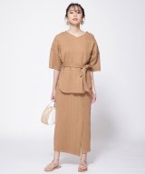 ベージュ
