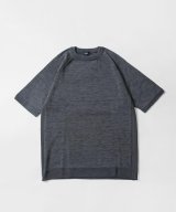 グレー
