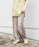 ベージュ