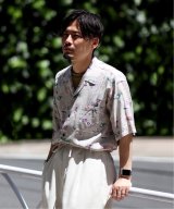 ベージュ