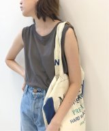 グレー