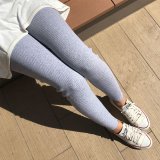 グレー