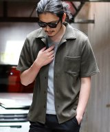 カーキ