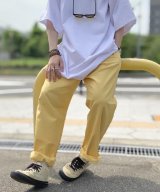 イエロー