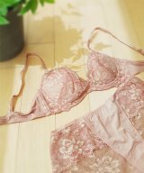 ピンクベージュ