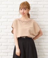 ベージュ